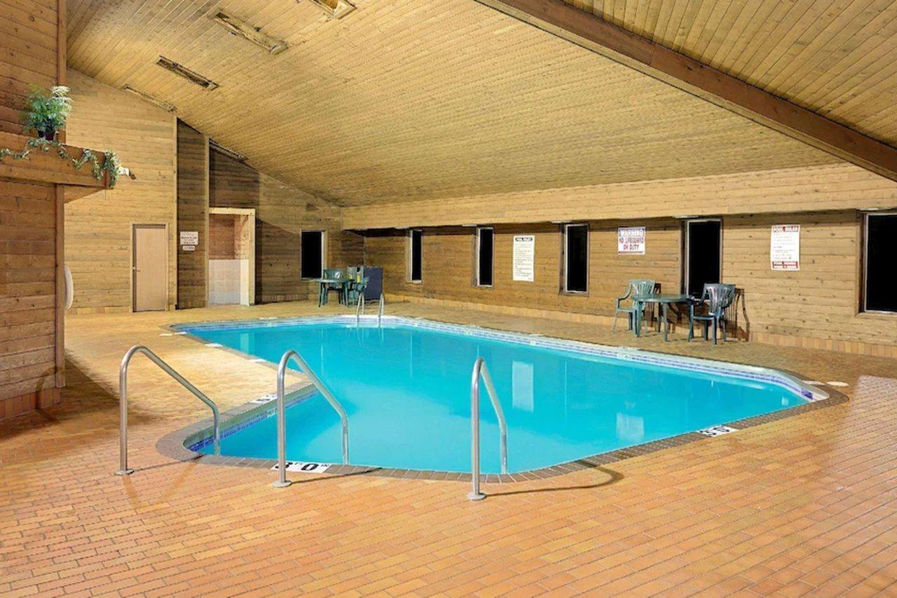 Hotel Super 8 By Wyndham Sturgeon Bay Exterior foto